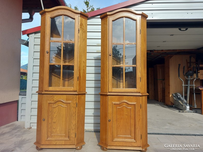 Oak corner display case in good condition for sale. (There is 1 piece of it)