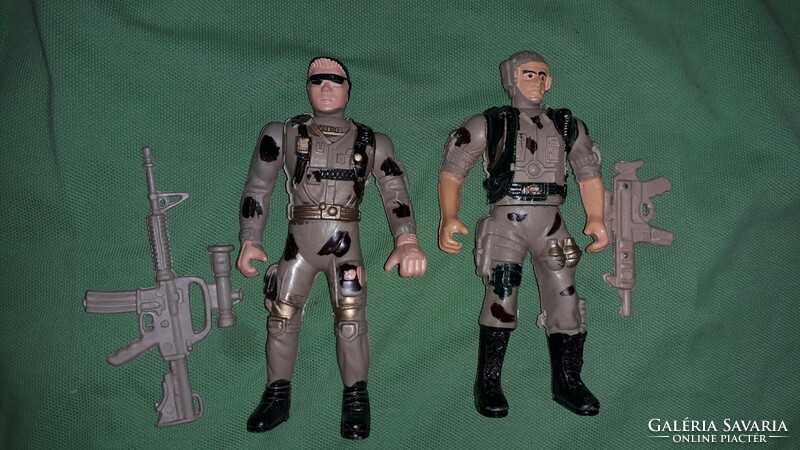 In good condition, plastic soldiers, warriors, action figures, their hands move 15 cm together, according to the pictures