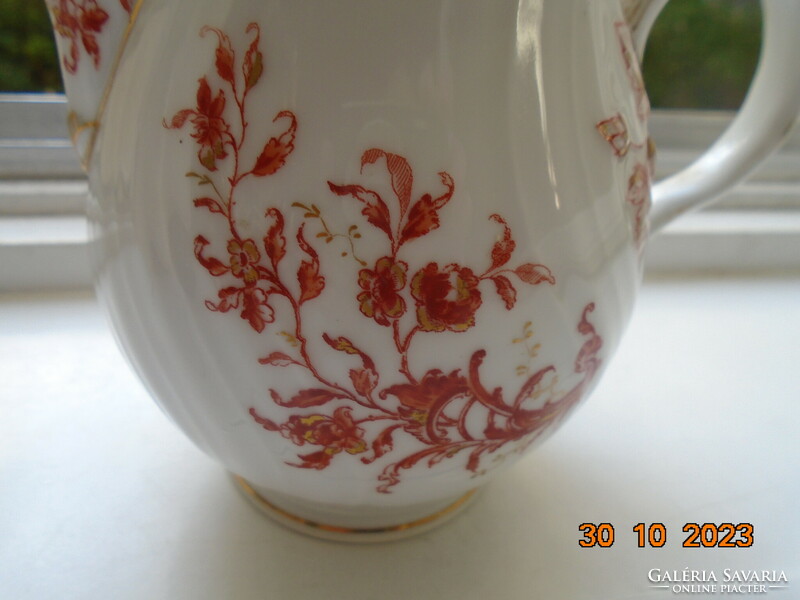 Meissen pouring pot with lid, painted in antique iron red, with a plastic flower on the lid