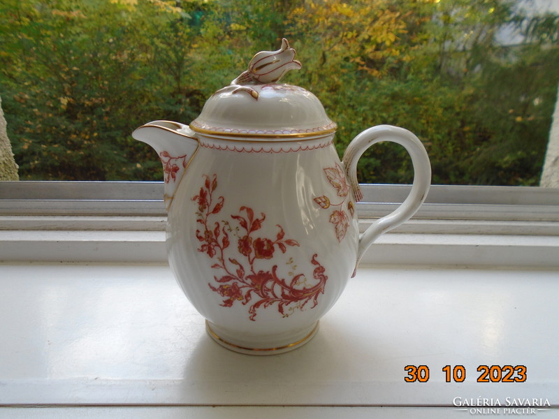 Meissen pouring pot with lid, painted in antique iron red, with a plastic flower on the lid