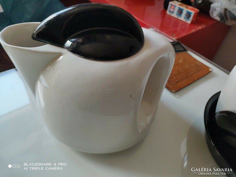 Yin-yang tea set with a special shape.