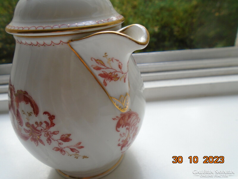 Meissen pouring pot with lid, painted in antique iron red, with a plastic flower on the lid