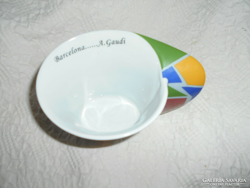 Porcelán op-árt csésze  különleges díszítéssel és fülkialakítással