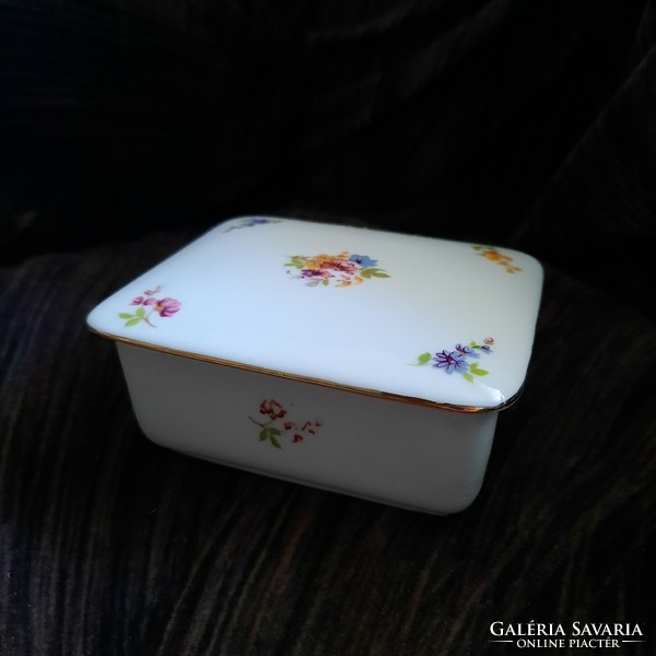 Hóllóháza porcelain bonbonnier/box with lid
