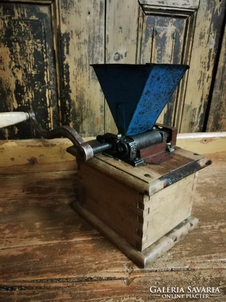 Poppy grinder, in good condition, working wooden poppy grinder from the first half of the 20th century