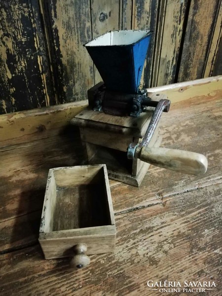 Poppy grinder, in good condition, working wooden poppy grinder from the first half of the 20th century