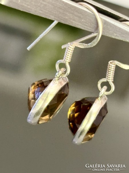 A fabulous pair of silver earrings with an alexandrite stone