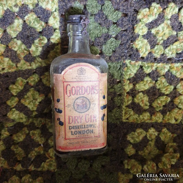 Antique gordon's dry gin embossed bottle with original cap