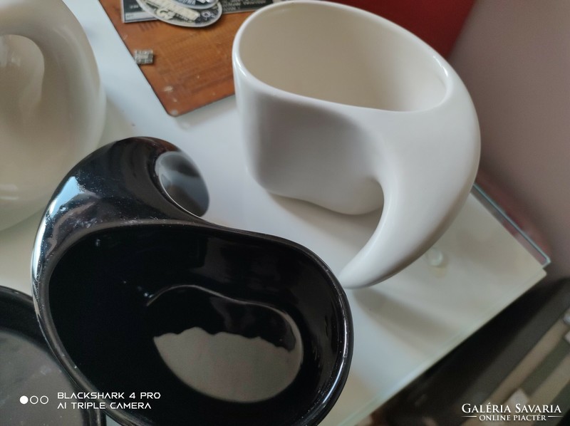 Yin-yang tea set with a special shape.