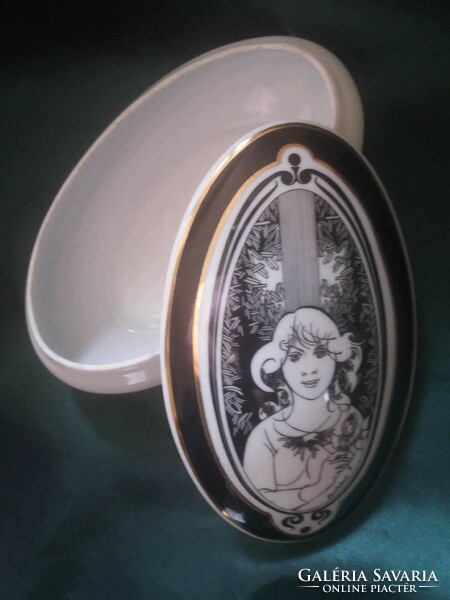 Porcelain bonbonnier designed by Saxon Ender of Hollóháza