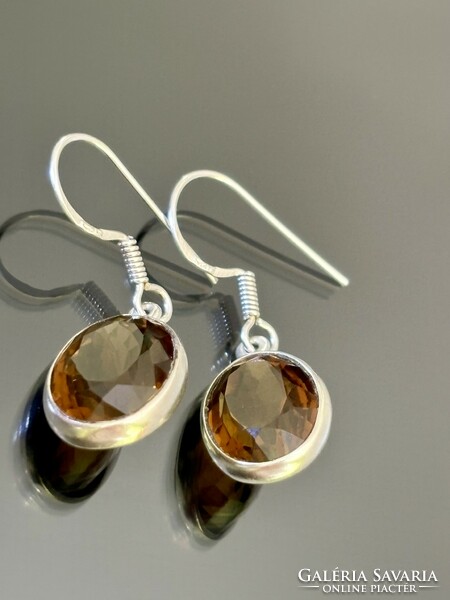 A fabulous pair of silver earrings with an alexandrite stone