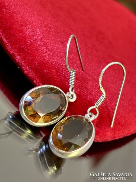 A fabulous pair of silver earrings with an alexandrite stone