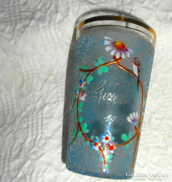 Gizella 1913. jelzeéssel emlékpohár-zománcfestett  üveg- medálium, virág-madár díszités