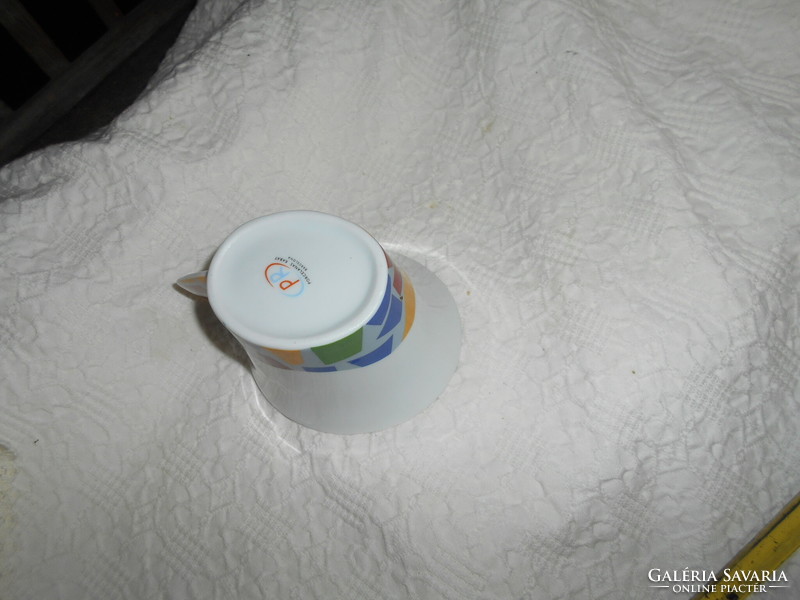 Porcelán op-árt csésze  különleges díszítéssel és fülkialakítással