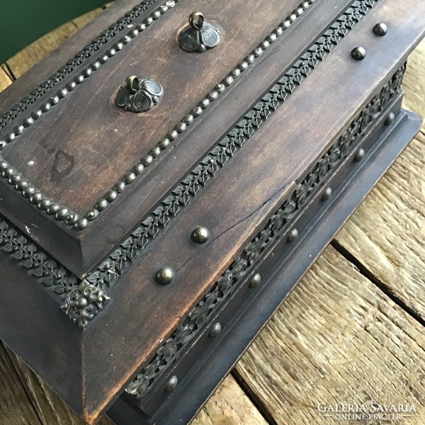 Wooden jewelry box decorated with antique copper, lockable. Without a key.