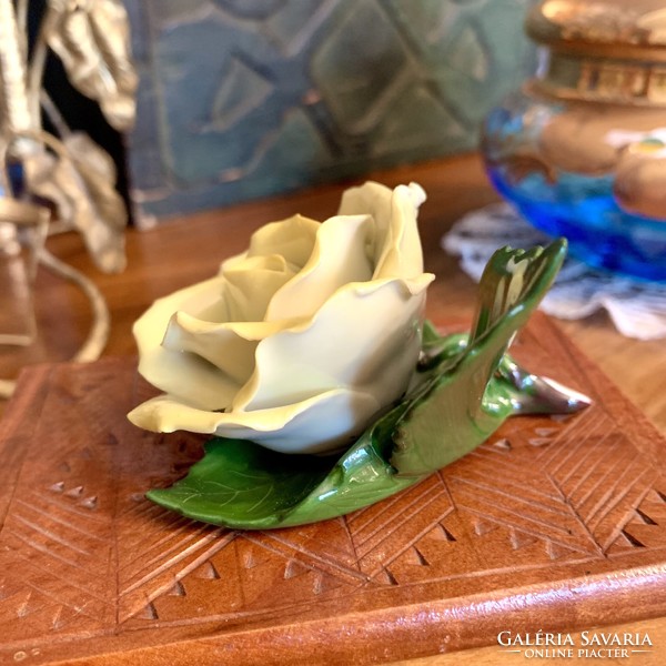 Antique tea rose, yellow porcelain tea rose, perfect! Table decoration romantic object flower