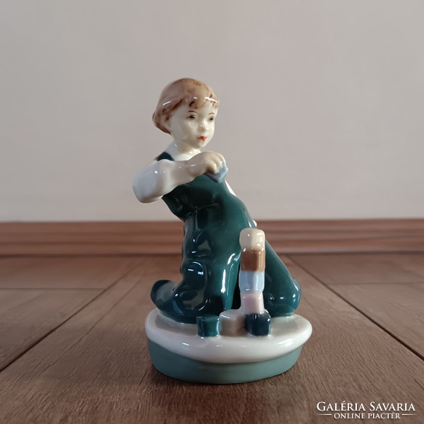 Régi Royal Dux kockázó kisfiú porcelán figura