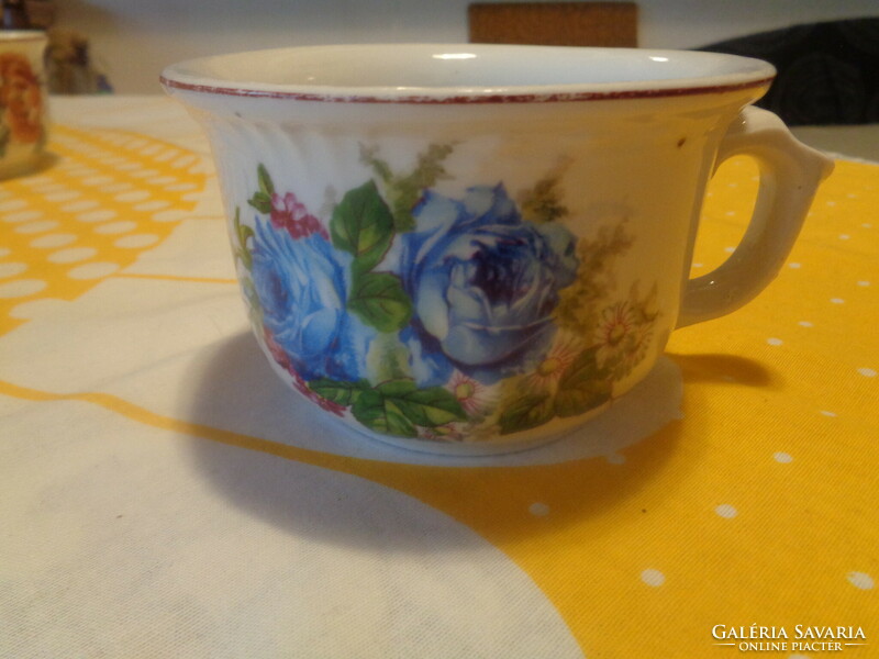Koma csésze , bécsi  ,  kék rózsás  mintával , alja is festett , 12 x 8 cm , nagyobb méret