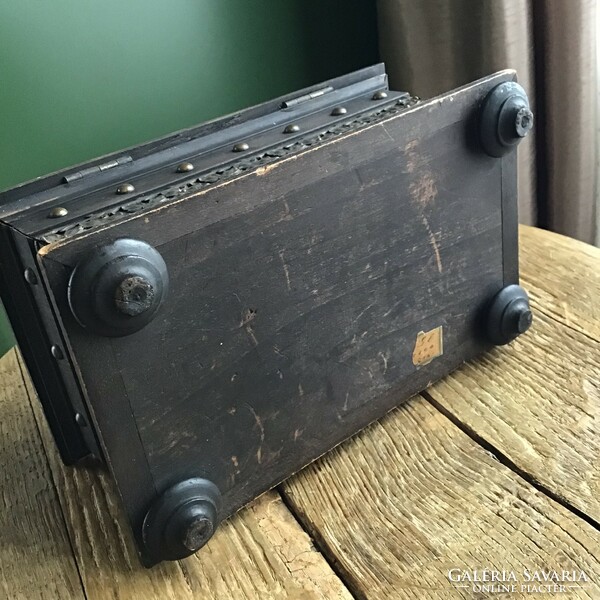 Wooden jewelry box decorated with antique copper, lockable. Without a key.