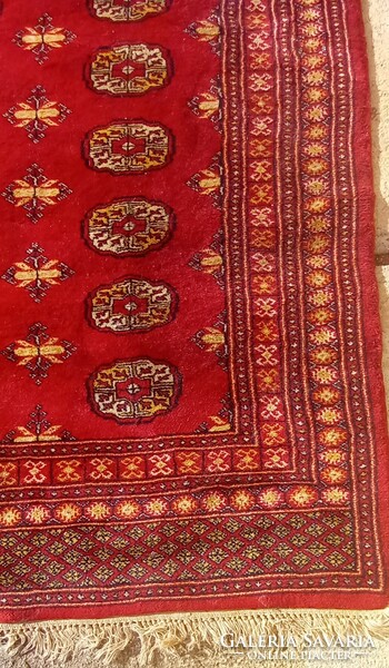 Hand-knotted Pakistani ivory carpet is negotiable