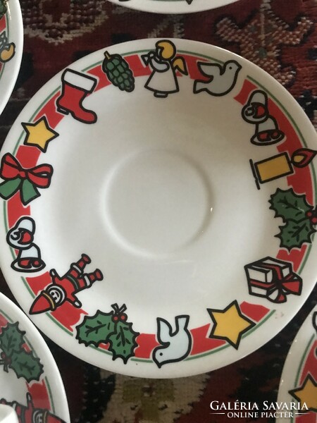 Karácsonyi dekorral kávés csészék tányérjaikkal