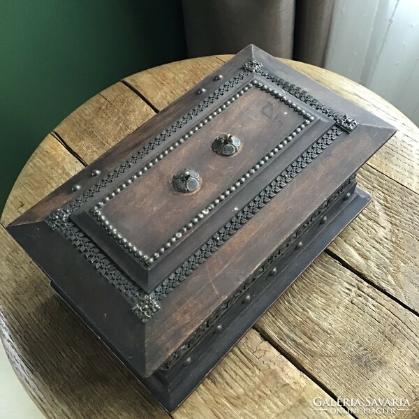 Wooden jewelry box decorated with antique copper, lockable. Without a key.