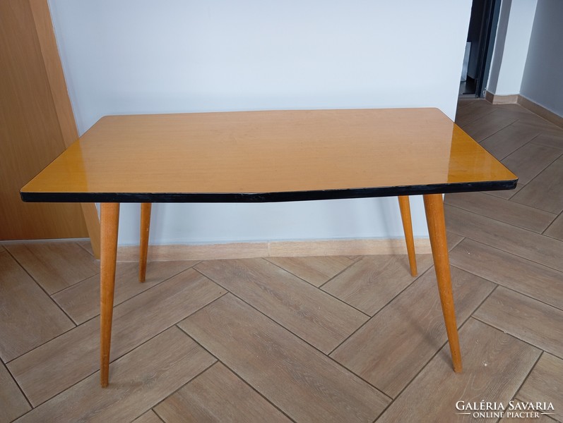 Retro magyar bútor. Asztal