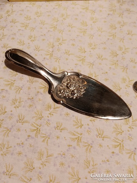 Silver-plated cake spatula with rose