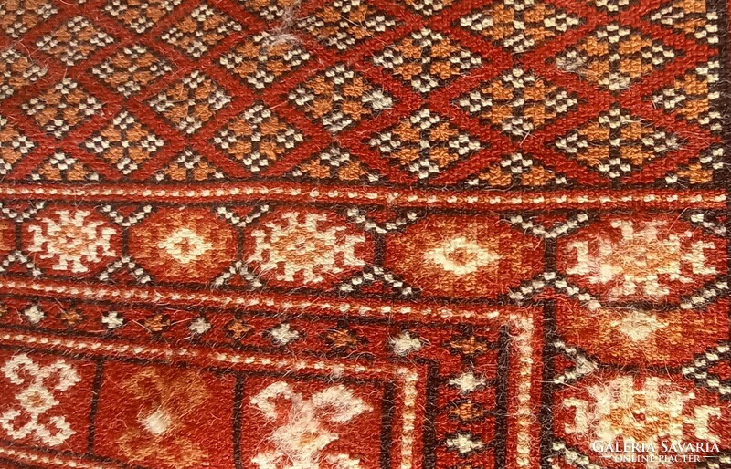 Hand-knotted Pakistani ivory carpet is negotiable