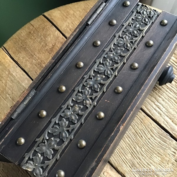 Wooden jewelry box decorated with antique copper, lockable. Without a key.