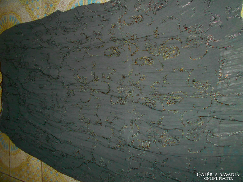Fekete színű hímzett   bélelt szoknya 40-42 méret -népviselethez hordható