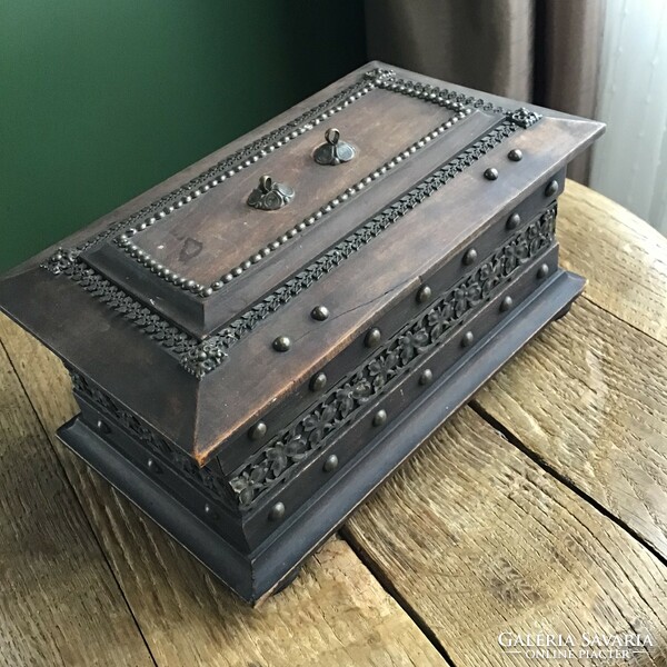 Wooden jewelry box decorated with antique copper, lockable. Without a key.