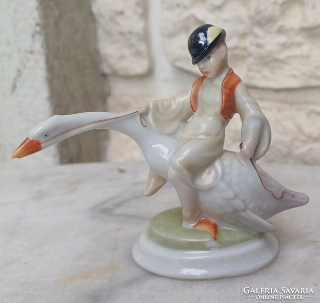 Herendi ludas Matyi színes figuràlis porcelàn ,első osztàlyú videó is.