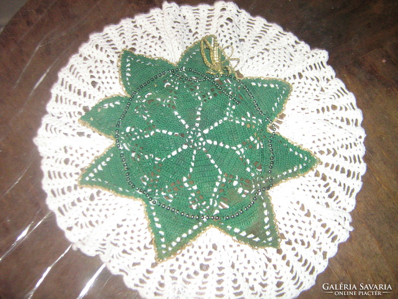 Bájos kézzel horgolt zöld karácsonyi csillag alakú terítő