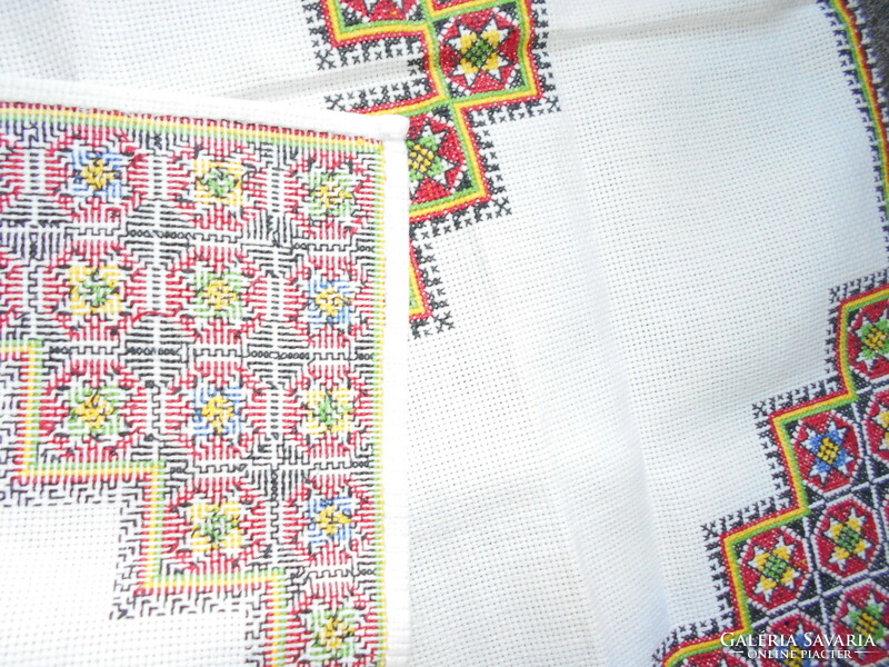 ++++ Beregi cross-stitch tablecloth 62 cm x 66 cm - professionally made needlework