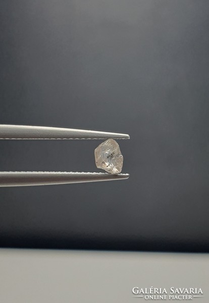 0.90 carat diamond crystal. With certification.