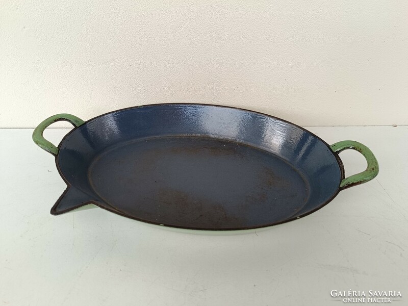 Antique enameled cast iron kitchen fish oven beaked pot with cast iron legs 451 8137