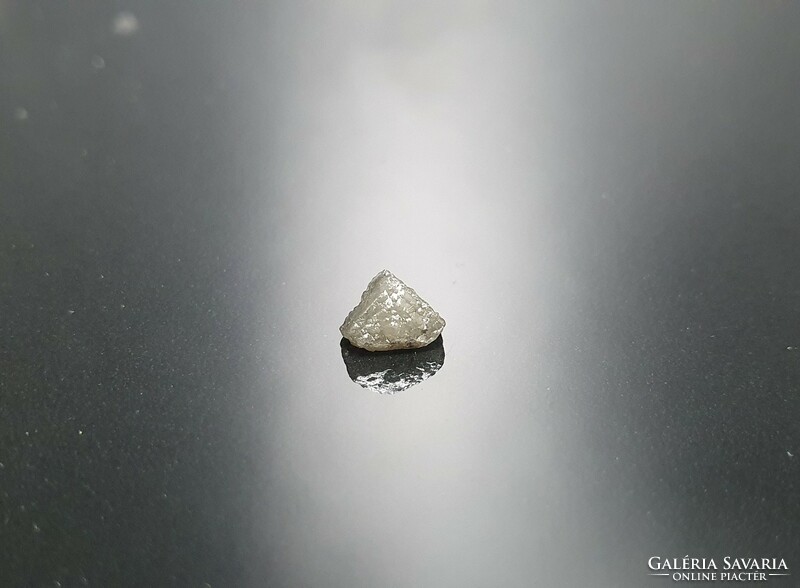 0.90 carat diamond crystal. With certification.