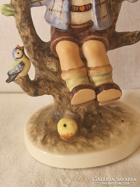 Hummel Goebel Apple tree boy almafán ülő fiú nagyobb méret 142/I TMK3 15cm