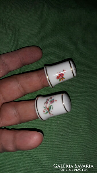 Hollóházi porcelain flower pattern thimbles, 2 in one, as shown in the pictures