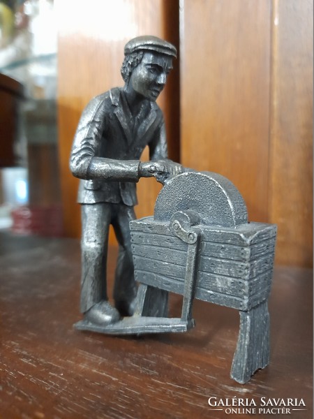 Part of the collection of Dutch daalderop zinn/tin grinded male small sculpture, sculpture.