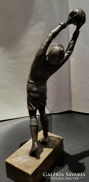 Bronz futballos szobor