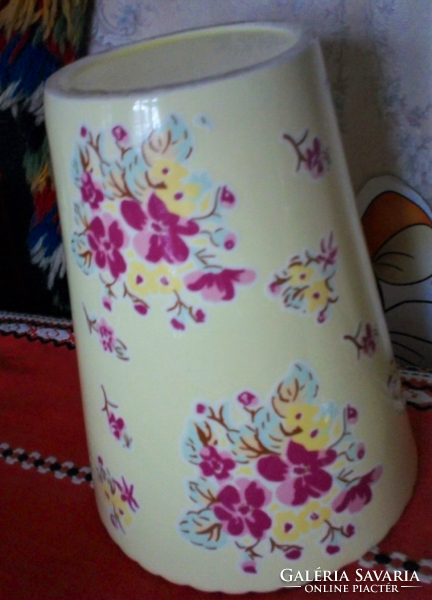 English flower pattern vase, zigzag mouth, very beautiful