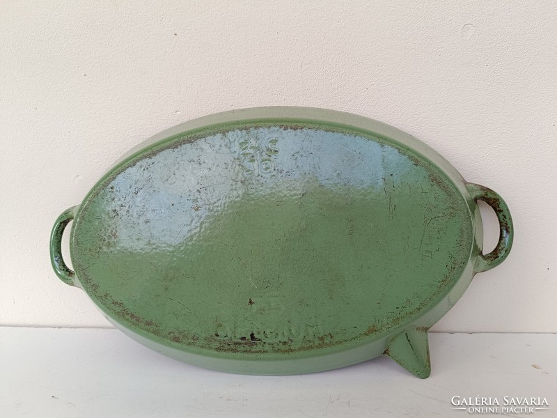 Antique enameled cast iron kitchen fish oven beaked pot with cast iron legs 451 8137