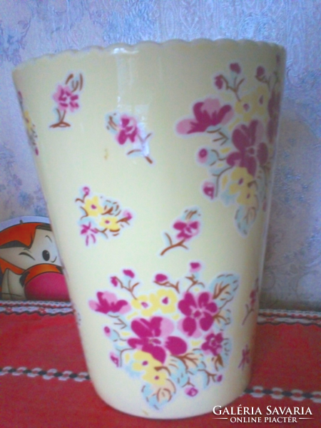 English flower pattern vase, zigzag mouth, very beautiful