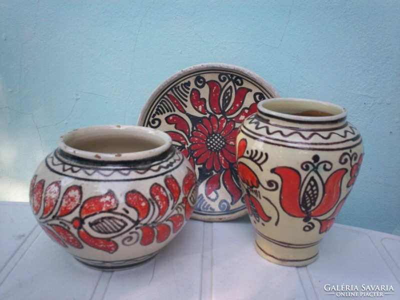 Red tulip ceramic Kaspó vase plate together with the 3 korondi