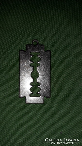 Retro metal razor blade pendant for necklaces according to the pictures