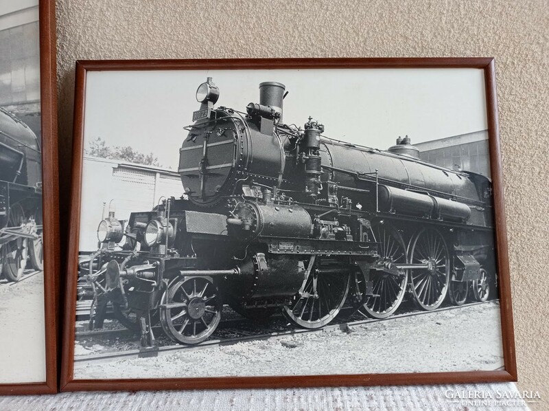 Wall decorative picture of old steam locomotives, in a wooden frame