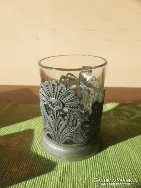 Virágos díszítésű régi filigrán fémkosár, választható pohárral