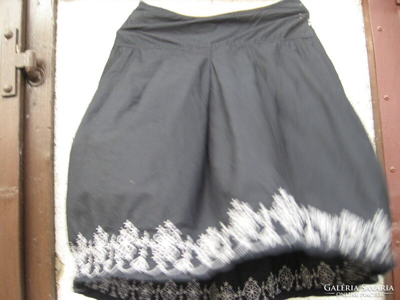 Promod black embroidered skirt 40